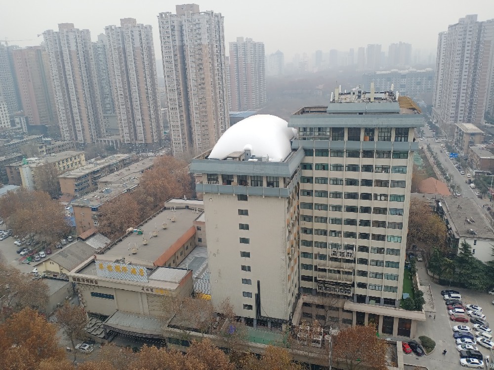 樓頂氣膜體育館是一種新型的體育場館建筑，在未來的發(fā)展中有著廣闊的前景