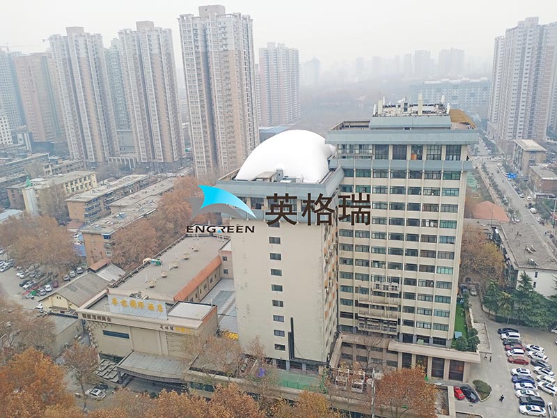 樓頂氣膜運(yùn)動空間吸引了不少人的目光和運(yùn)動熱情，提升了周邊區(qū)域的活力