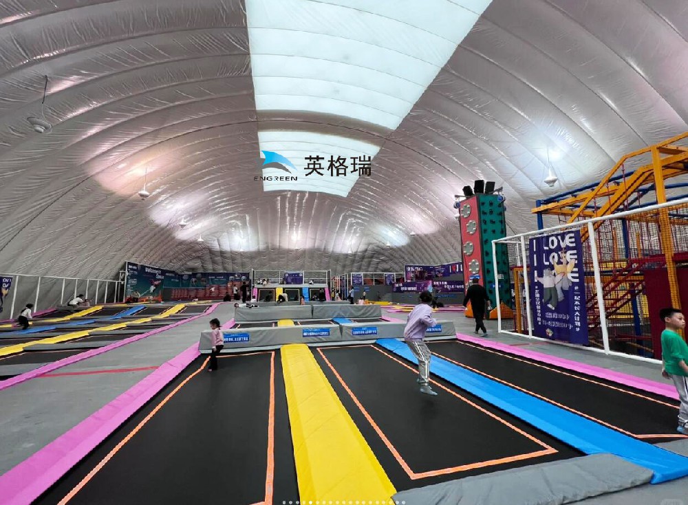 搭建一個(gè)氣膜蹦床館，為孩子們營(yíng)造一個(gè)游樂天堂